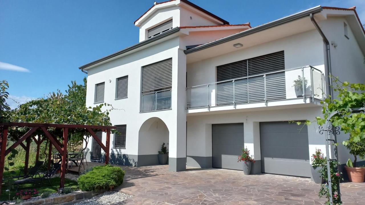 Apartma Nona Roza * Zgornje Skofije